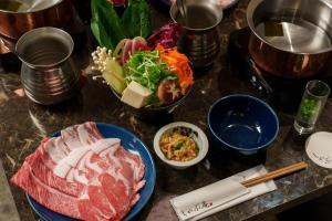 大阪市にある黒門クリスタルホテルのテーブルの上に食べ物の皿が置かれている