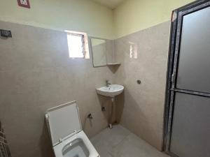 łazienka z toaletą i umywalką w obiekcie Hotel Special Banquet w mieście Bareli