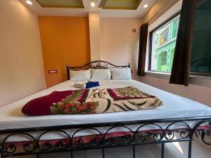 ein Schlafzimmer mit einem Bett in einem Zimmer in der Unterkunft Hotel Special Banquet in Bareilly