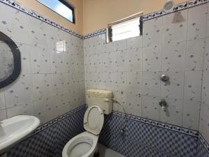 ein Bad mit einem WC und einem Waschbecken in der Unterkunft Hotel Special Banquet in Bareilly