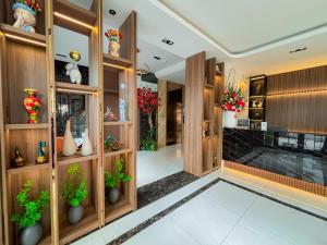 a lobby with wooden shelves and potted plants at KHÁCH SẠN THƯ LÊ LUXURY in Cao Lãnh