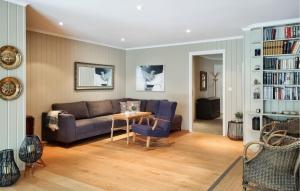 - un salon avec un canapé et une table dans l'établissement 4 Bedroom Gorgeous Home In Lyngdal, à Lyngdal