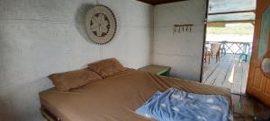 Voodi või voodid majutusasutuse Ekas beach floating Room and suite toas