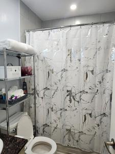 Ένα μπάνιο στο Beautiful Townhouse Near Yorkdale Mall, Wilson Subway +28 φωτογραφίες