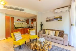 salon z kanapą i 2 krzesłami w obiekcie One Bedroom With Private Balcony w Kapsztadzie
