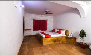 um quarto com uma cama com uma cortina vermelha em Hotel Dream Night Jaisalmer em Jaisalmer