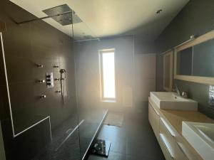 łazienka z prysznicem i umywalką w obiekcie la maison blanche w mieście Claira +3 zdjęcia