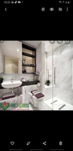 y baño con ducha, aseo y lavamanos. en Vang Vieng Romantic Mountain View Resort en Vang Vieng