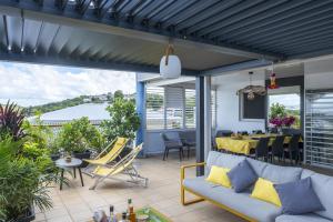 منطقة جلوس في T4 STANDING ANSE MITAN 3 ILETS 95M2 plus 32M2 TERRASSE pergola et vue XXL