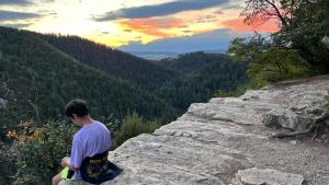 un hombre sosteniendo un bebé en la cima de una montaña en LiVi en Spišská Nová Ves