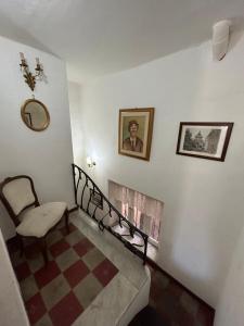 Pokój z klatką schodową, krzesłem i lustrem w obiekcie Amaranta w mieście Palermo