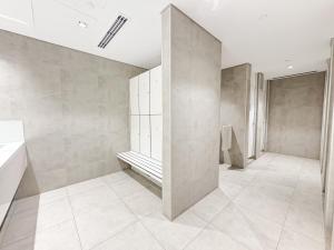 Stay in First Class at Downtown by 2nd Best Home, Dubai - 2BR - Burj Khalifa View的一间浴室