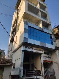 un edificio con entrada a un hotel en Sumadhu Homes -Family Homestay en Kolhapur