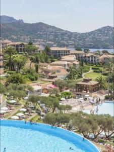 - une vue sur un complexe avec une grande piscine dans l'établissement Appartement dans Village vacances vue mer, à Saint-Raphaël