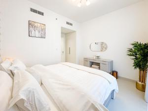 Stay in First Class at Downtown by 2nd Best Home, Dubai - 2BR - Burj Khalifa View客房内的一张或多张床位