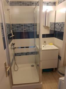 ein Badezimmer mit Dusche und Waschbecken in der Unterkunft Appartement vue mer. A 40m de la plage. in Pornic + 31 Fotos