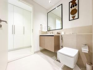Stay in First Class at Downtown by 2nd Best Home, Dubai - 2BR - Burj Khalifa View的一间浴室