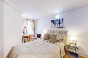 Un pat sau paturi într-o cameră la Park Lane Apartments Mayfair Collection
