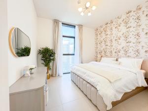 迪拜Stay in First Class at Downtown by 2nd Best Home, Dubai - 2BR - Burj Khalifa View的白色卧室设有一张大床和镜子 更多29张照片