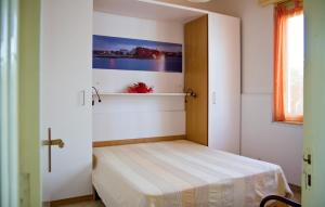 a small bedroom with a bed in a room at Nice Apartment In Marzamemi in Marzamemi