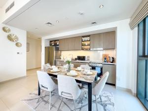 Stay in First Class at Downtown by 2nd Best Home, Dubai - 2BR - Burj Khalifa View的厨房或小厨房