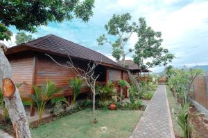 ein Haus mit einem Gehweg davor in der Unterkunft The Kori Sire in Tanjung