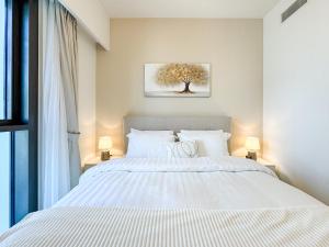 Stay in First Class at Downtown by 2nd Best Home, Dubai - 2BR - Burj Khalifa View客房内的一张或多张床位