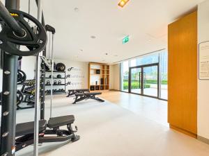 Stay in First Class at Downtown by 2nd Best Home, Dubai - 2BR - Burj Khalifa View的健身中心和/或健身设施
