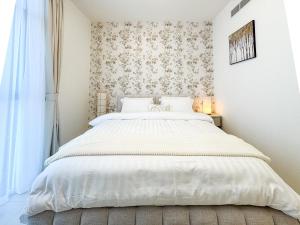 Stay in First Class at Downtown by 2nd Best Home, Dubai - 2BR - Burj Khalifa View客房内的一张或多张床位