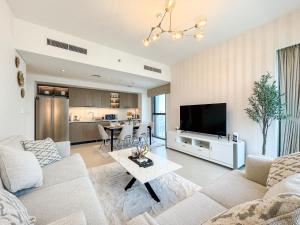 Stay in First Class at Downtown by 2nd Best Home, Dubai - 2BR - Burj Khalifa View的电视和/或娱乐中心