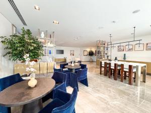 Stay in First Class at Downtown by 2nd Best Home, Dubai - 2BR - Burj Khalifa View的休息区