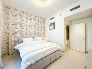 Stay in First Class at Downtown by 2nd Best Home, Dubai - 2BR - Burj Khalifa View客房内的一张或多张床位