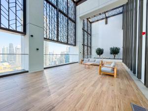 Stay in First Class at Downtown by 2nd Best Home, Dubai - 2BR - Burj Khalifa View的休息区