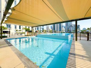 Stay in First Class at Downtown by 2nd Best Home, Dubai - 2BR - Burj Khalifa View内部或周边的泳池