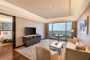 TV a/nebo společenská místnost v ubytování The Leela Ambience Convention Hotel Delhi