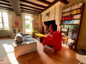 The Old Winery, Loire في Le Puy-Notre-Dame: غرفة معيشة مع أريكة ومدفأة