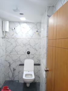 アーメダバードにあるHotel Exoticのバスルーム(白いトイレ付)が備わります。