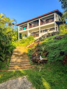 una casa su una collina con le scale davanti di Little Tamarind a Tangalle