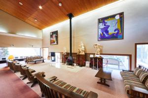 une grande salle avec des chaises et des statues exposées dans l'établissement Shiki Resort Ventvert Karuizawa, à Karuizawa