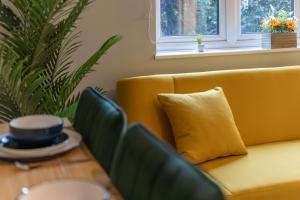 een woonkamer met een gele bank en een tafel bij Open Mind Property - City Centre & Free Parking in Southampton