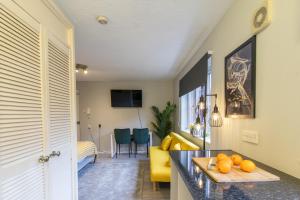 een woonkamer met een gele bank en een tafel bij Open Mind Property - City Centre & Free Parking in Southampton