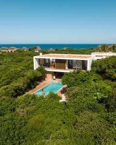 - une vue aérienne sur une maison avec une piscine dans l'établissement Duna Sonambula, à Praia do Tofo