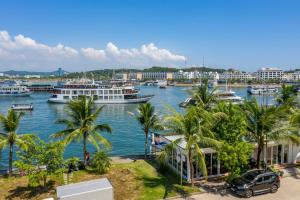 vistas a un puerto con barcos en el agua en Emperor Cruises Legacy Ha Long, en Ha Long