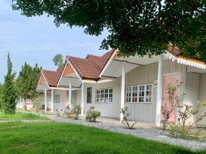 une maison avec des portes roses et une cour dans l'établissement Funwan Hotel, à Li