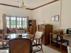 een woonkamer met een tafel en stoelen en een bank bij Funwan Hotel in Li