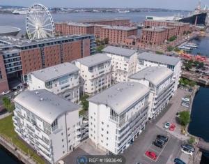 uma vista aérea de uma cidade com edifícios e uma roda gigante em Duplex on the Docks - Free WiFi/Parking em Liverpool