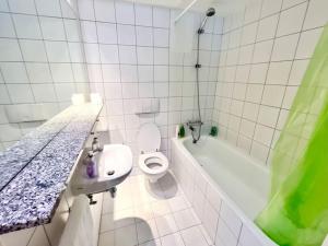 Bathroom sa Duplex on the Docks - Free WiFi/Parking