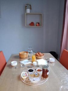 una mesa con un plato de comida. en CHAMBRE D'HOTE, en Granges-sur-Vologne