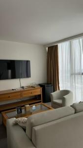 un soggiorno con divano e tavolo di Boutique Hotel Portofino a Odessa