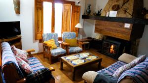 ein Wohnzimmer mit Sofas und einem Kamin in der Unterkunft CAZORLA, CASA RURAL LA GUINDALERA in Cazorla